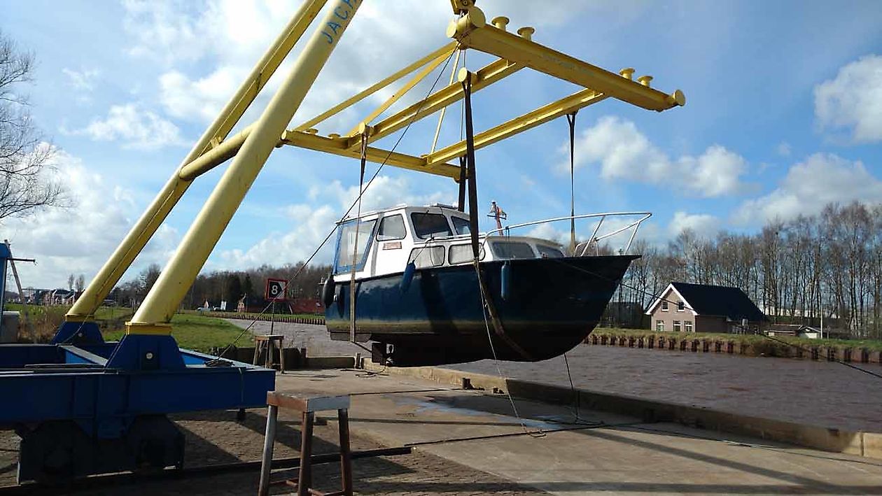 Motorkruiser uit het water halen en schoonspuiten - Jachthaven Zuidbroek Groningen