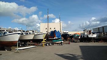 Botenstalling op de kade kade bootwerf Zuidbroek - Jachthaven Zuidbroek Groningen